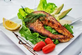 A fresh salad with fried fish